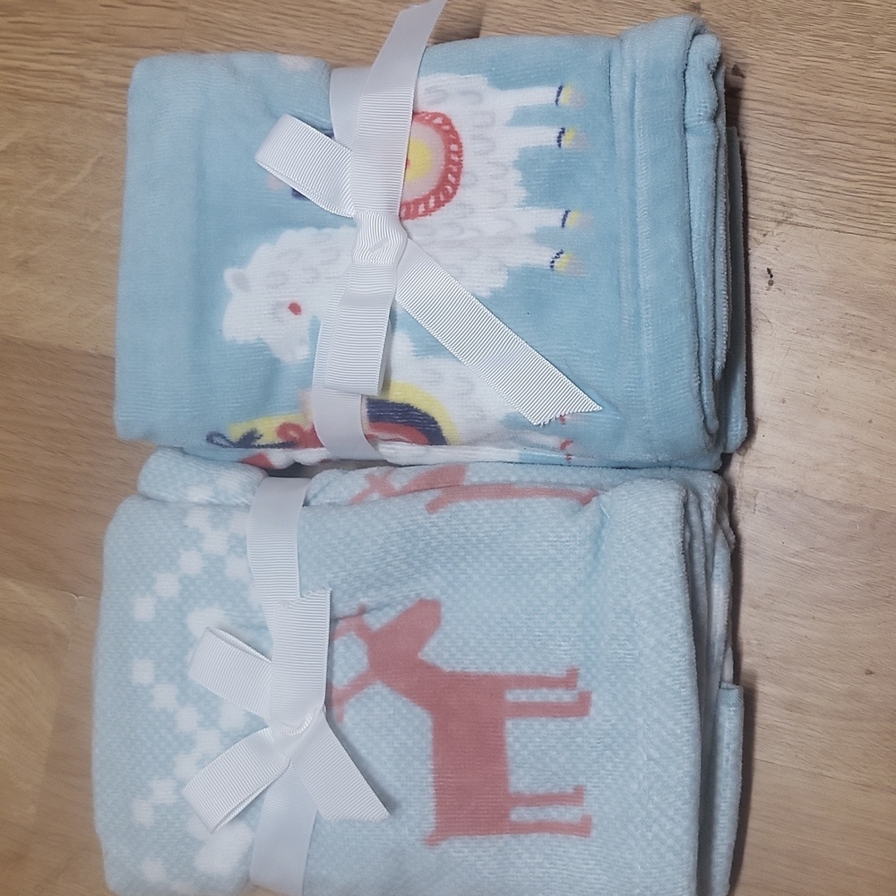 New Carolina Collection 2 sets  hand towels 4 in total Lama and reindeer